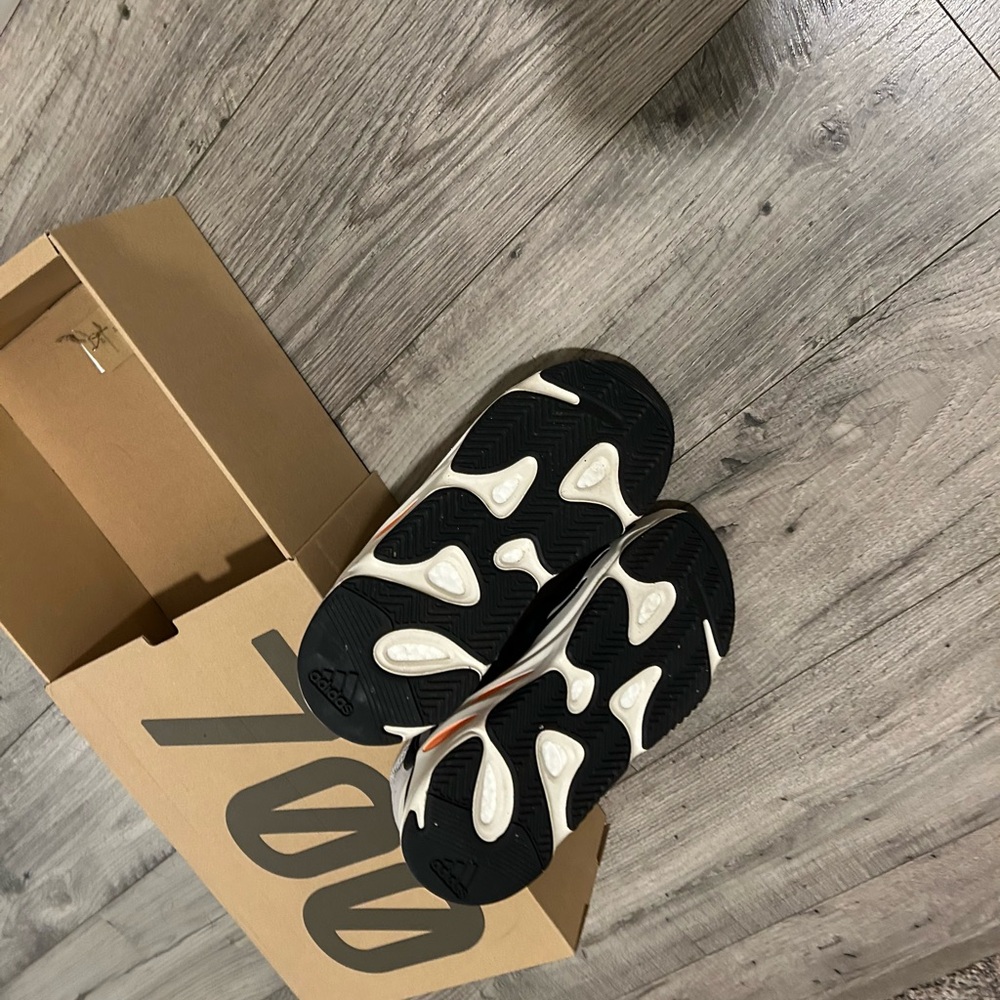 Yeezy Boost 700 Wave Runner - Picture 2 of 5